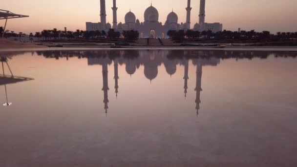 Scheich Zayed Moschee Spiegelt Sich Bei Sonnenuntergang Wasser Des Abu — Stockvideo