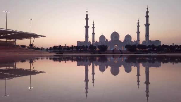 Scheich Zayed Moschee Spiegelt Sich Bei Sonnenuntergang Wasser Des Abu — Stockvideo