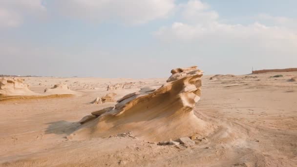 阿拉伯联合酋长国阿布扎比的风沙形成的化石沙丘景观 — 图库视频影像