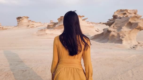 Viaggiatore Femminile Visita Alle Dune Fossili Abu Dhabi Emirati Arabi — Video Stock