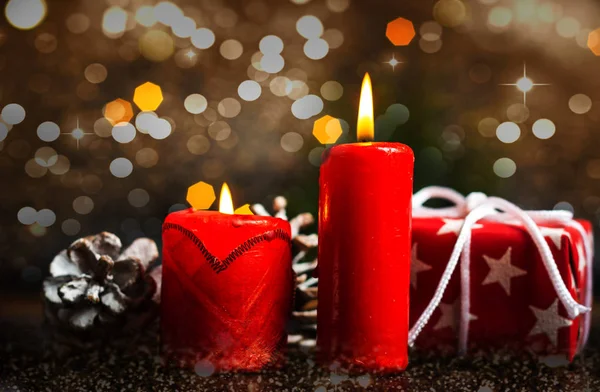 Svíčky hoří ve svátečním vánočním prostředí — Stock fotografie