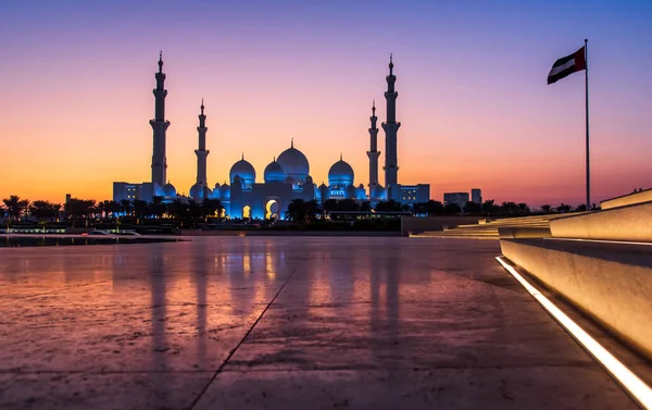Sheikh Zayed Velká mešita v Abú Zabí těsně po západu slunce — Stock fotografie