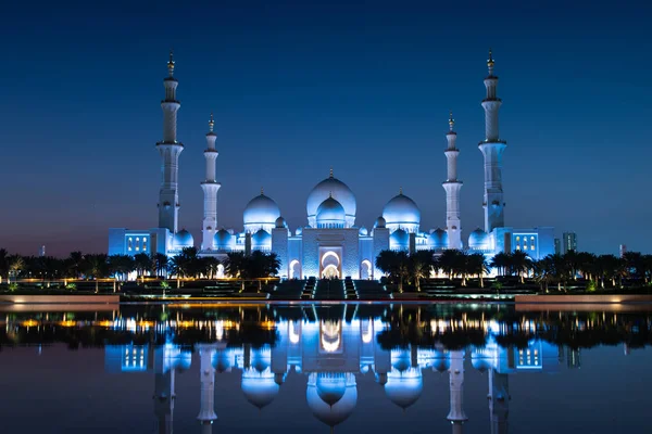 Sheikh Zayed Grand Mosque reflekteras över vattnet i Abu Dhabi em — Stockfoto