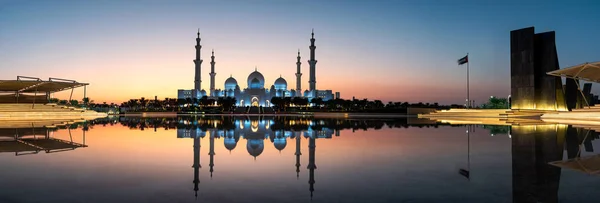 Великая мечеть шейха Заида размышляла о воде в Абу-Даби — стоковое фото
