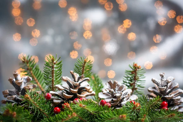 Tannenzapfen und Tannenbaum in festlicher Weihnachtsstimmung — Stockfoto
