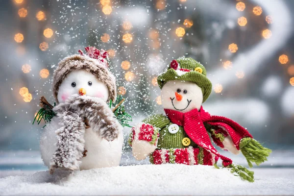 Dois boneco de neve com festivo iluminado Natal férias fundo — Fotografia de Stock