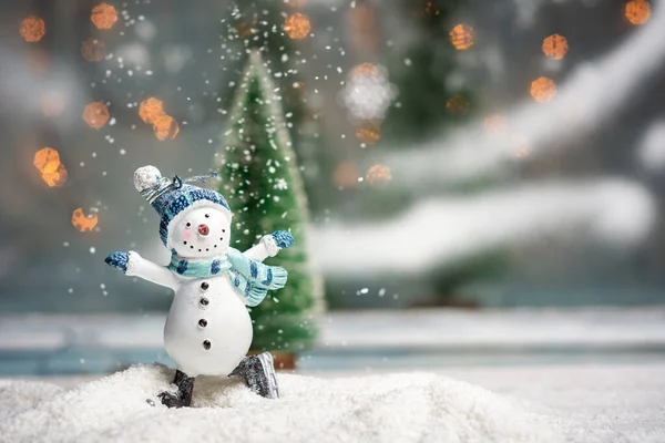 Brinquedo boneco de neve com festivo iluminado Natal férias fundo — Fotografia de Stock