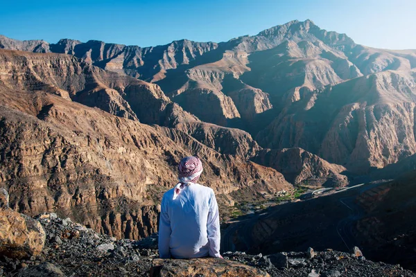 Arab muž těší Jais pouštní pohled na hory v Uae — Stock fotografie