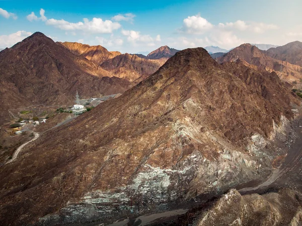 Escénica cordillera Hajar que se extiende a través de los Emiratos Árabes Unidos y Omán — Foto de Stock