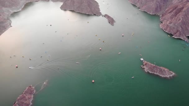 ドバイの八田ダム湖の空中映像は日没時にUaeの首長国 — ストック動画