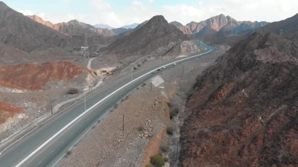 ウエとオマーンの空中景観を貫くハジャール山脈を通る風光明媚な砂漠の山道 — ストック動画