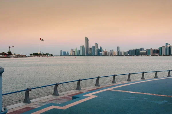 Abu Dhabi downtown waterfront skyline view — Stock Photo, Image