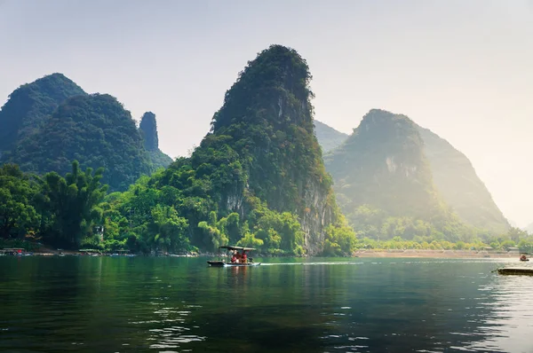 桂林市李江上的风景画船 — 图库照片