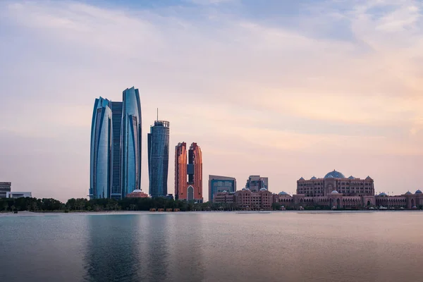 Zonsondergang boven Abu Dhabi skyline en Emirates paleis — Stockfoto