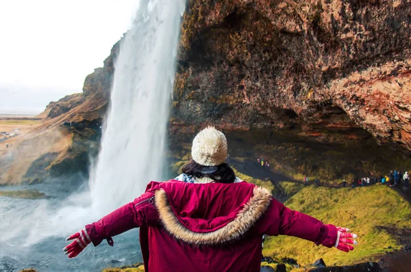 Femme profitant d'une vue sur une cascade en Islande — Photo