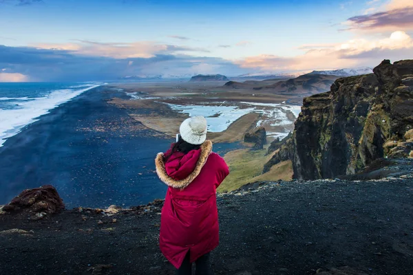 Voyageur photographiant la vue sur la plage de sable noir en Islande — Photo