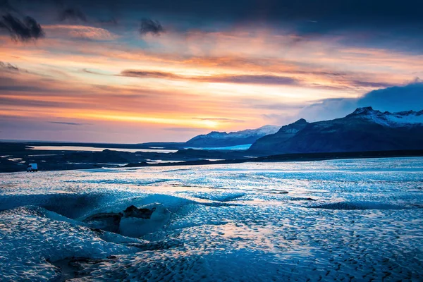 Beau coucher de soleil sur le glacier islandais dans le sud de l'Islande — Photo