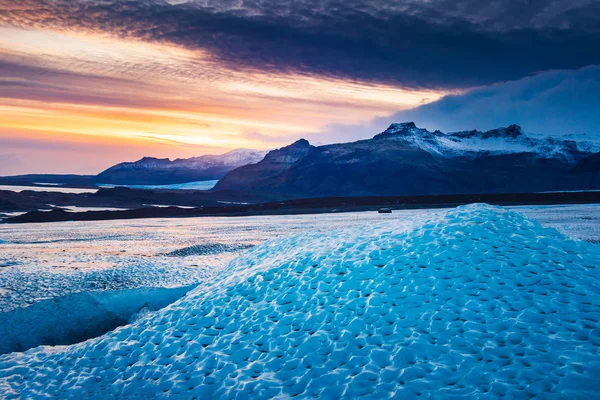 Красивый закат над Исландским ледником на юге Исландии — стоковое фото