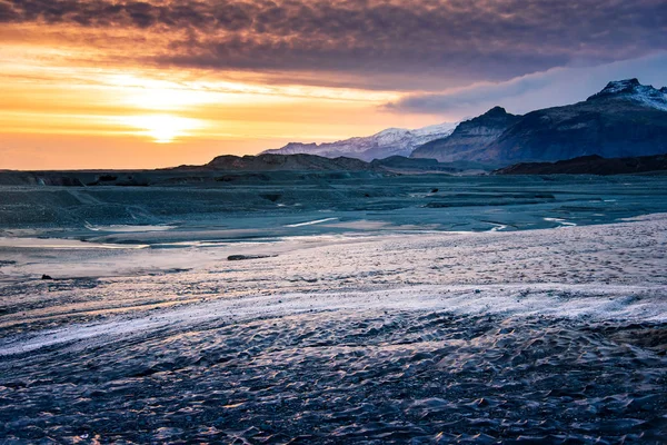 Mountain sunset over the Icelandic glacier in south Iceland — Stock Photo, Image