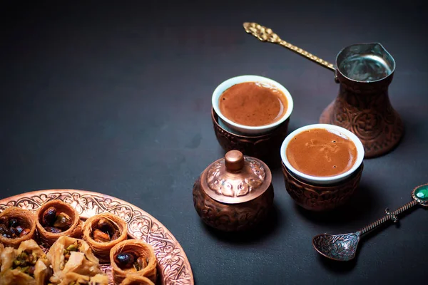 Arabisches Dessert mit türkischem Kaffee in Kupferbechern — Stockfoto