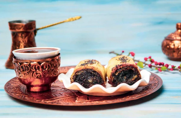 Desert Baklava și cafea pe ustensile de bucătărie din cupru — Fotografie, imagine de stoc