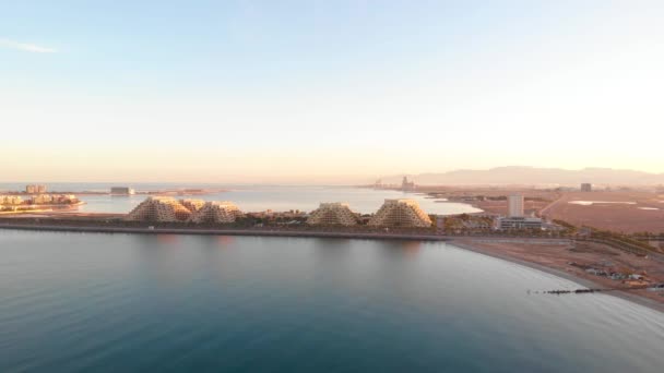 日出时阿联酋Ras Khaimah酋长国的Marjan岛的空中景观 — 图库视频影像
