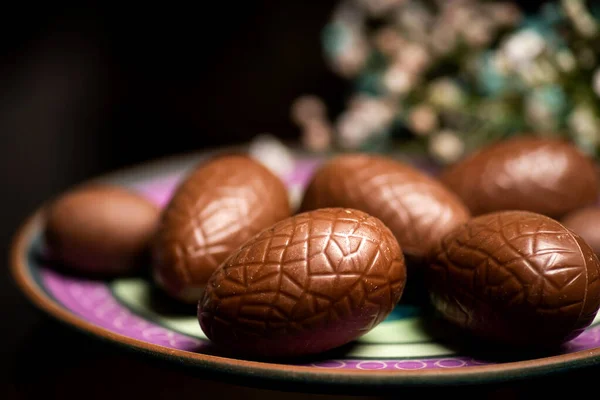 Шоколадні яйця на тарілці — стокове фото