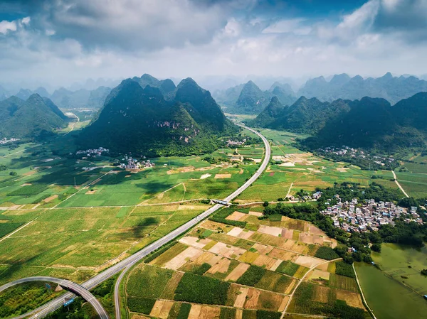 Autopista panorámica en la provincia de Guangxi de China rodeada de arroz — Foto de Stock