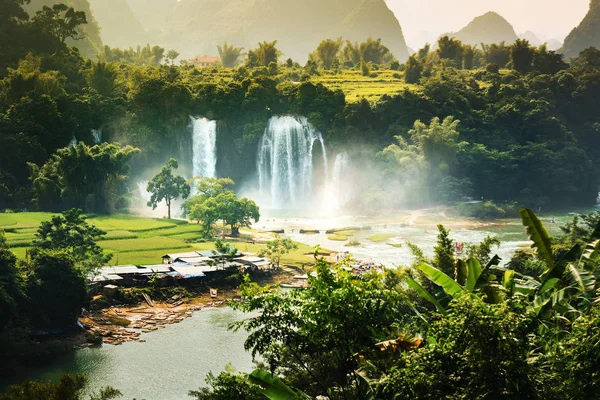 Gioc 天瀑布与独特的自然美 — 图库照片