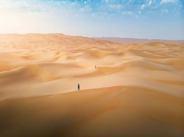 Pareja Entre Dunas Arena Desértica Vista Aérea Atardecer — Foto de Stock