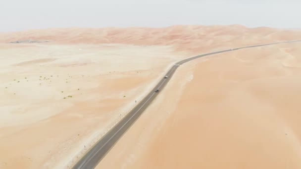中东瓦伊阿布扎比附近空区沙漠中的风景路 — 图库视频影像