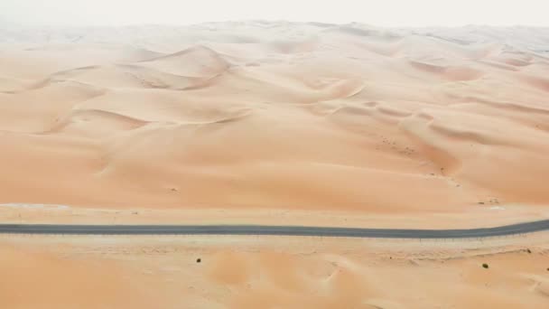 中东瓦伊阿布扎比附近空区沙漠中的风景路 — 图库视频影像