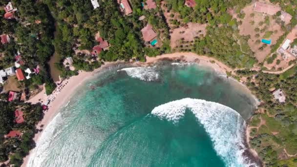 斯里兰卡的 Hiriketiya 热带海滩空中画面 — 图库视频影像