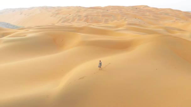日落时分 在沙漠沙丘上行走的妇女俯瞰着天空 — 图库视频影像