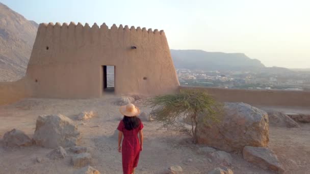 Žena Turistické Návštěvě Dhayah Fort Ras Khaimah Emirát Spojených Arabských — Stock video