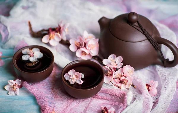 Teeservice Und Frühlingsblumen Auf Einem Tisch — Stockfoto