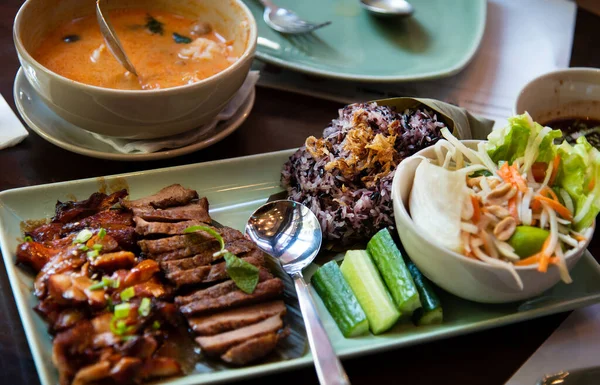 Pollo Asado Tailandés Carne Res Servida Plato Con Sopa Tom —  Fotos de Stock