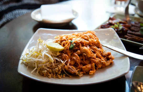 Traditionell Thai Mat Pad Thai Servas Tallrik Bordet — Stockfoto