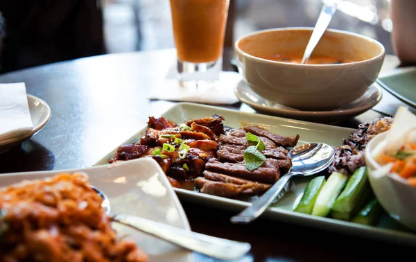 Pollo Asado Tailandés Carne Res Servida Plato Con Sopa Tom — Foto de Stock