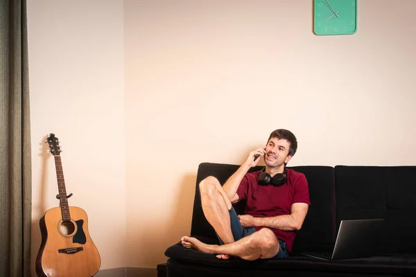 Hombre Usando Teléfono Mientras Está Sentado Sofá Casa — Foto de Stock
