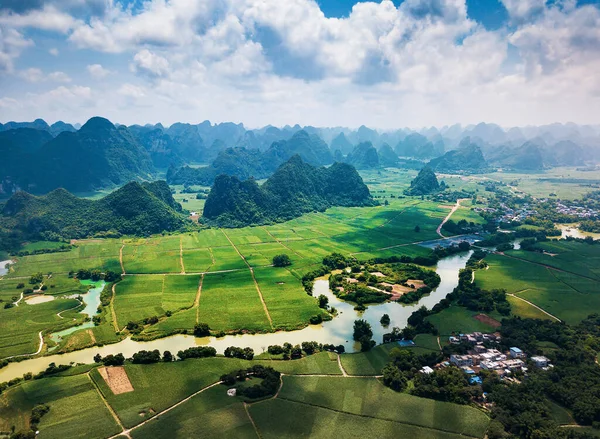 広西チワン族自治州の水田周辺の石灰岩岩や風光明媚な川の農村部の中国の風景 — ストック写真