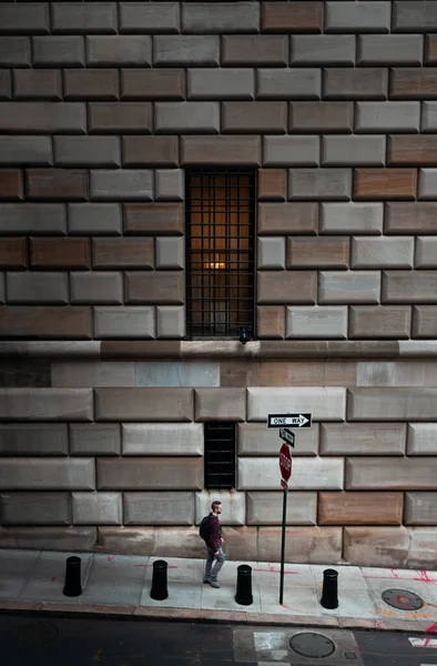 Человек Гуляющий Один Финансовом Районе Нью Йорка Время Вспышки Короны — стоковое фото