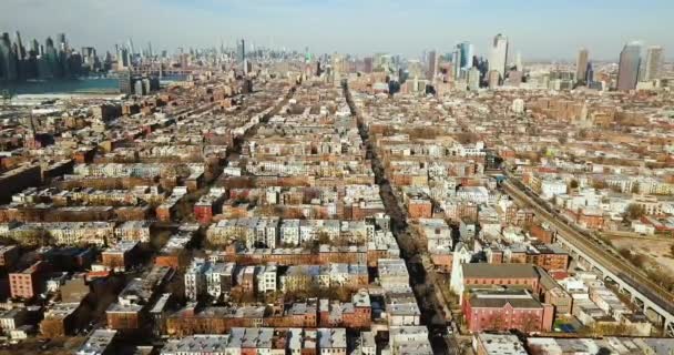 晴れた日にブルックリンのアパートビルの空中ビデオ — ストック動画