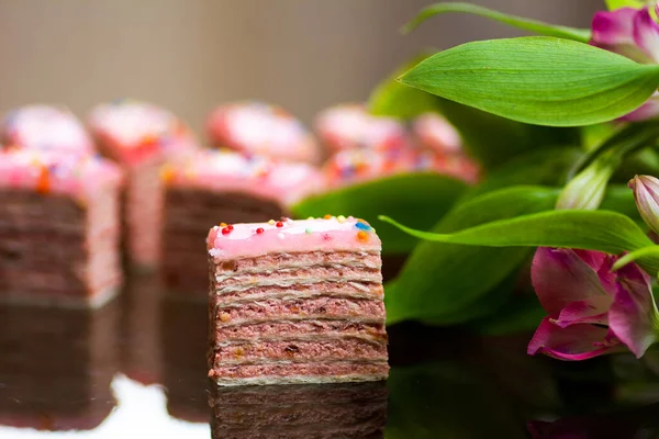 自制玫瑰薄片甜甜的层次分明的甜点放在桌子的特写镜头上 — 图库照片