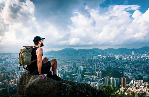 Muž Těší Hong Kong Pohled Lví Skály — Stock fotografie