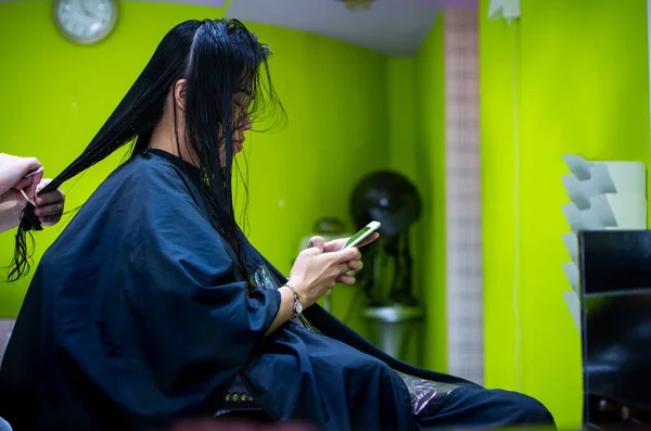 Woman Using Phone While Having Haircut Barber Place — Stock Photo, Image