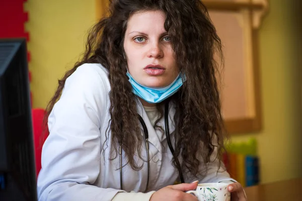 Närbild Porträtt Kvinnlig Läkare Kaffe Paus — Stockfoto