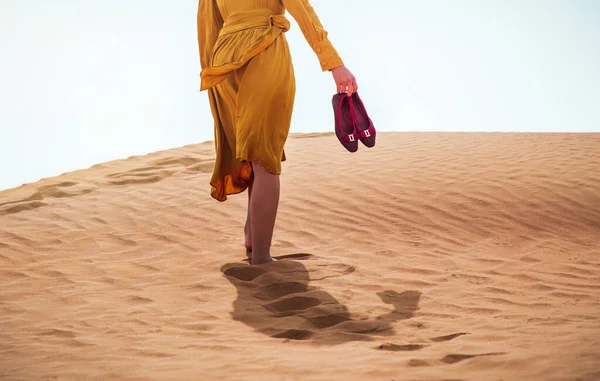 Жінка Ходить Пустелі Сонячний День Заднім Низьким Кутом Зору — стокове фото