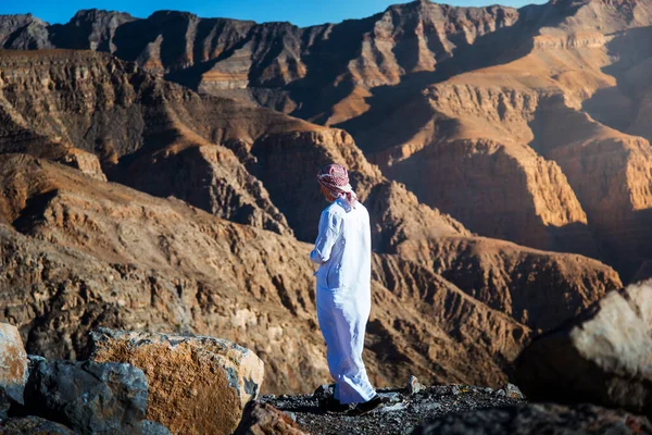 Arabský Muž Užívá Výhled Pouštní Pískovcovou Horu Jebel Jais Ras — Stock fotografie