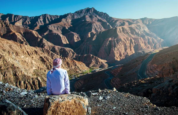 Arabský Muž Užívá Výhled Pouštní Pískovcovou Horu Jebel Jais Ras — Stock fotografie